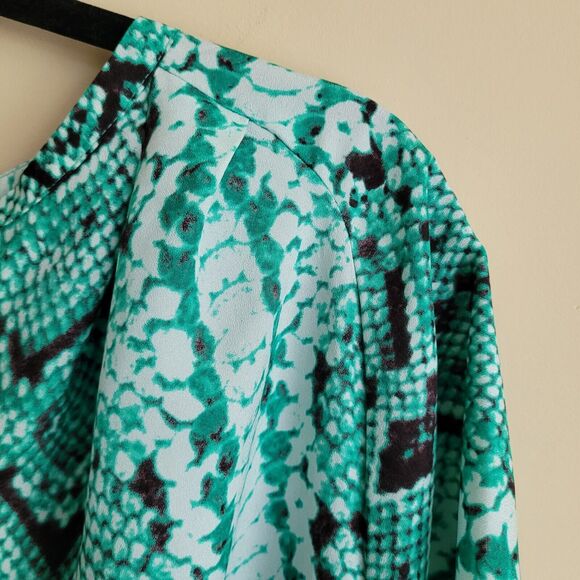 Violet & Claire Womens Blouse Plus Size 2x Green Snakeskin Print Short Sleeves - Picture 3 of 10
